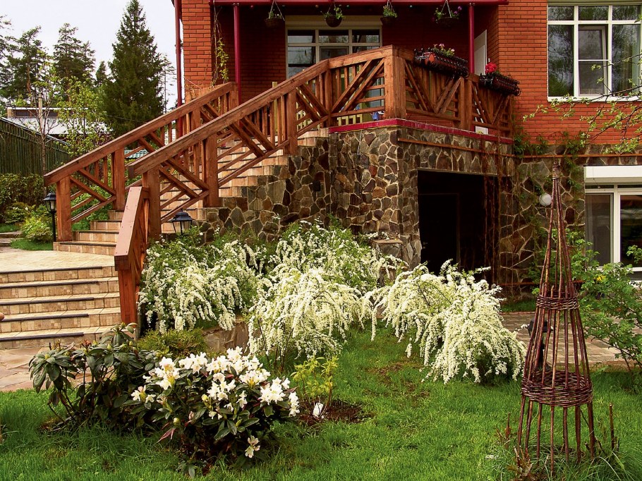 Клумба у крыльца