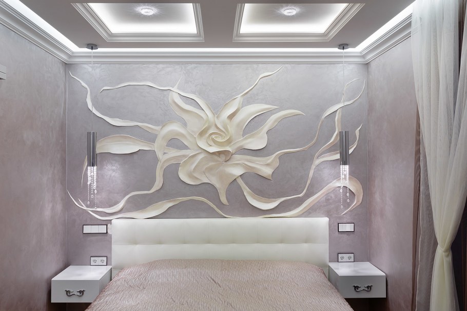 Барельеф в спальне