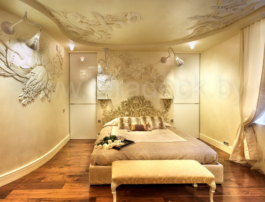 Лепнина на стенах в спальне