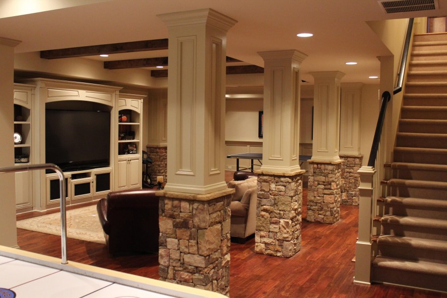 Колонны из камня в интерьере гостиной