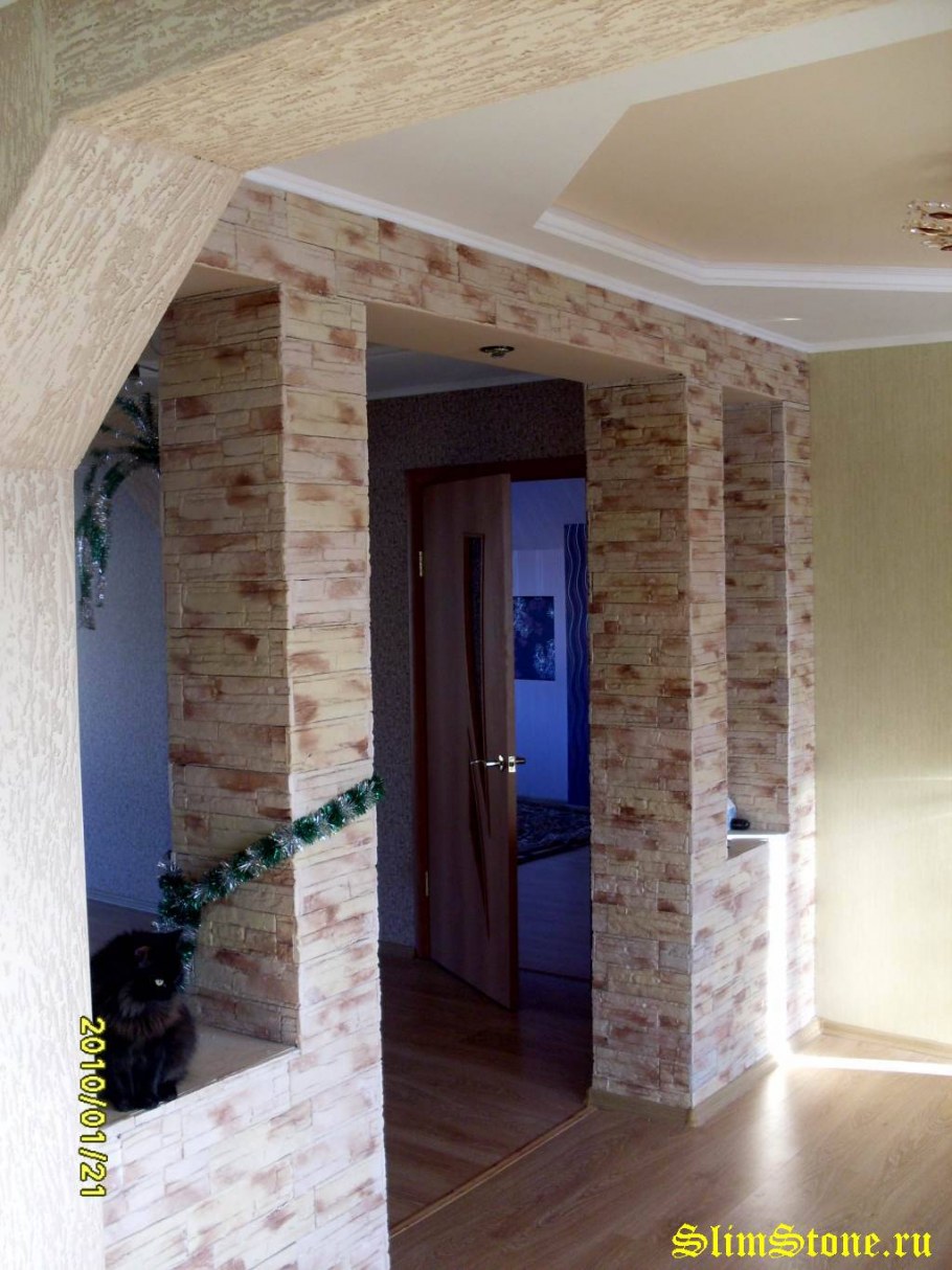 Колонны из дерева в интерьере