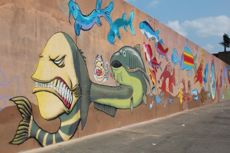 Граффити на длинной стене