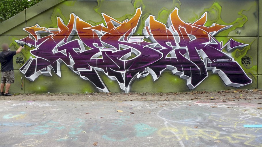 Подросток рисует на стене