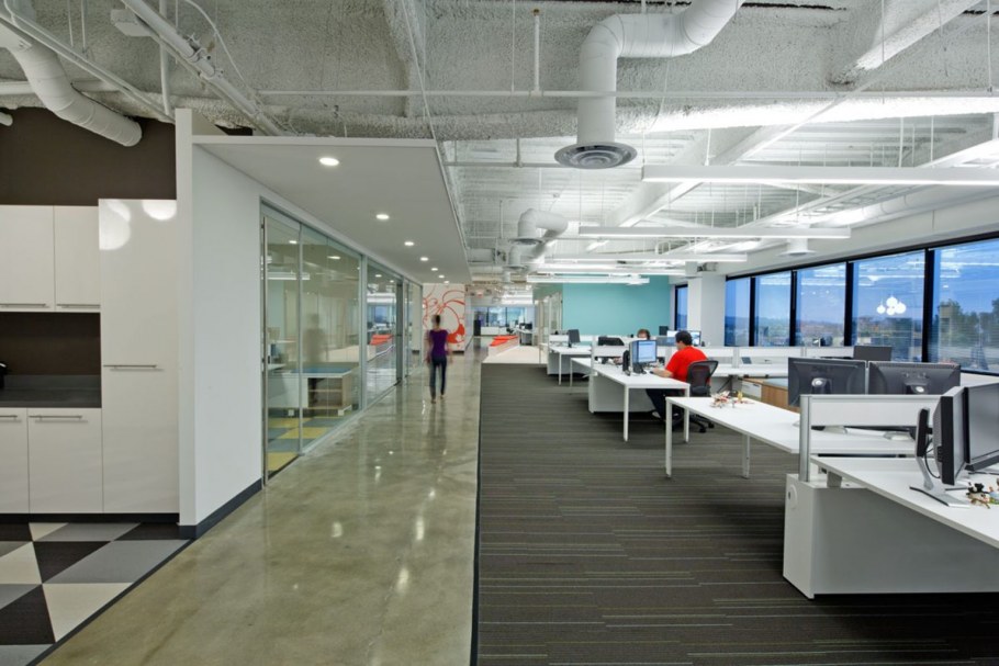 Открытые потолки в офисе