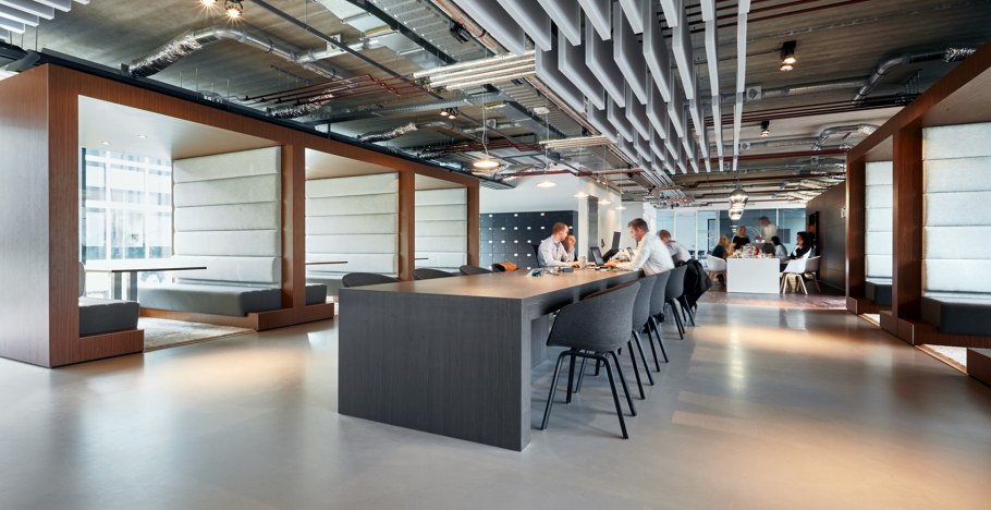 Открытый потолок в офисе