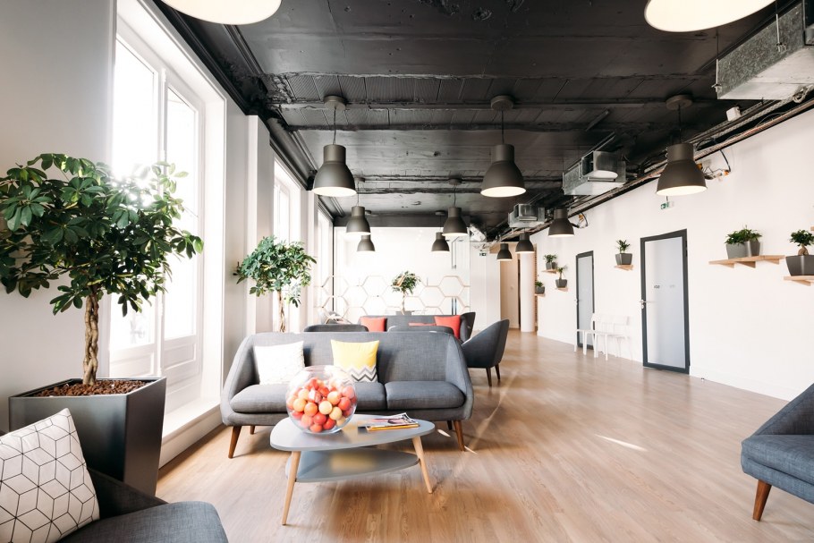 Потолок с коммуникациями в интерьере