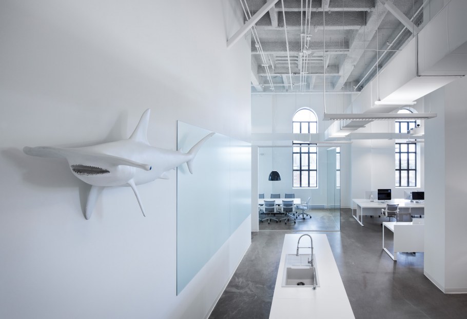 Потолок с коммуникациями в интерьере