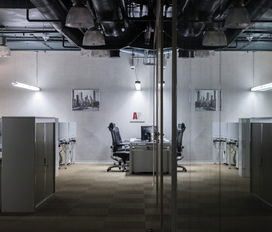 Черный потолок с коммуникациями