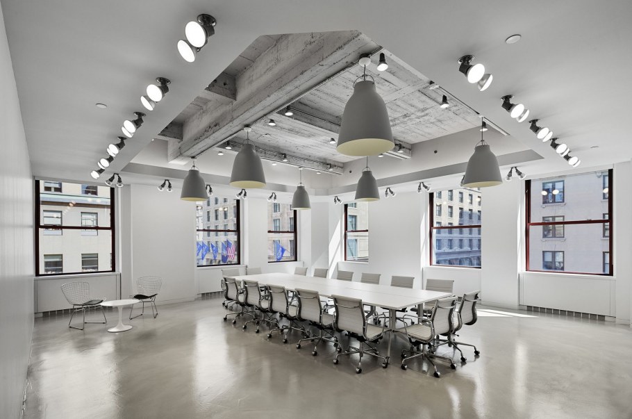 Потолок в общественном помещении