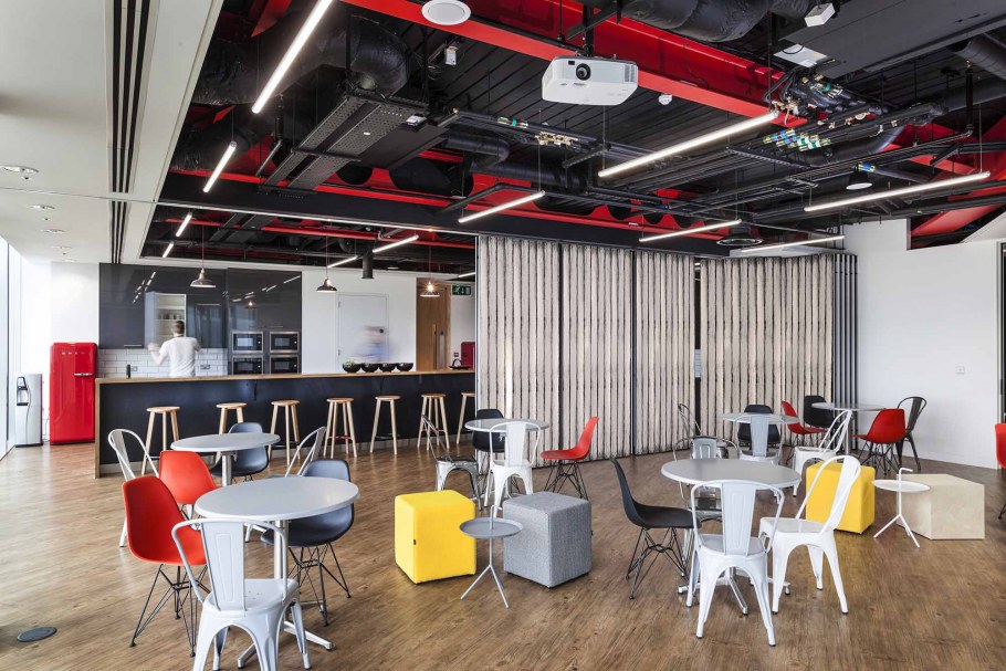 Черный потолок в офисе