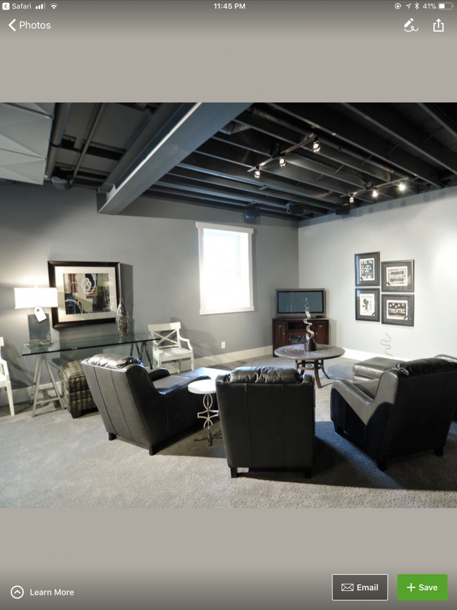 Черный потолок в офисе