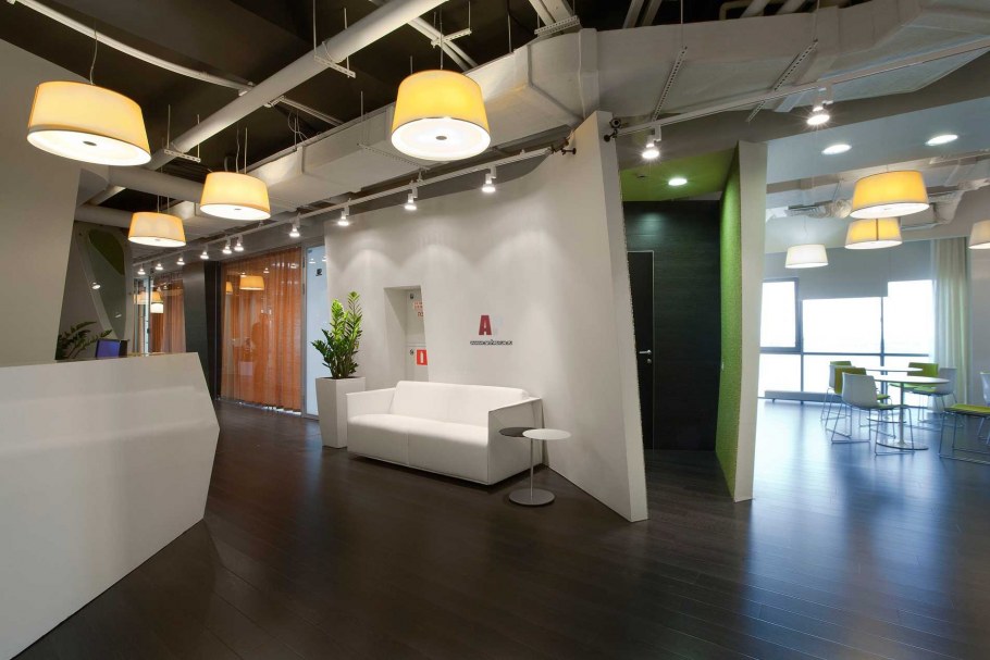 Интерьер с открытыми коммуникациями