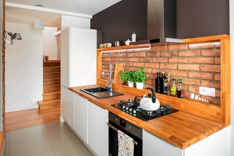 Серая кухня с деревянной столешницей