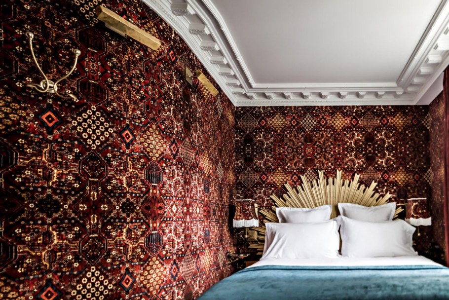 Комната с ковром на стене