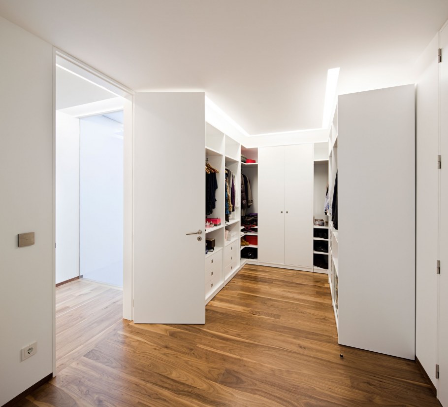 Светлый ламинат и двери