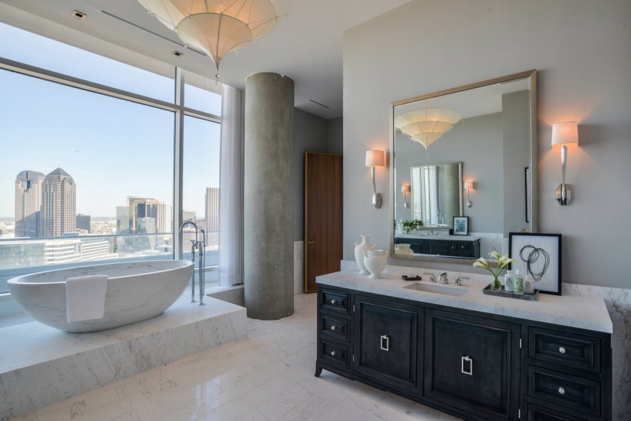 Ванна посередине комнаты