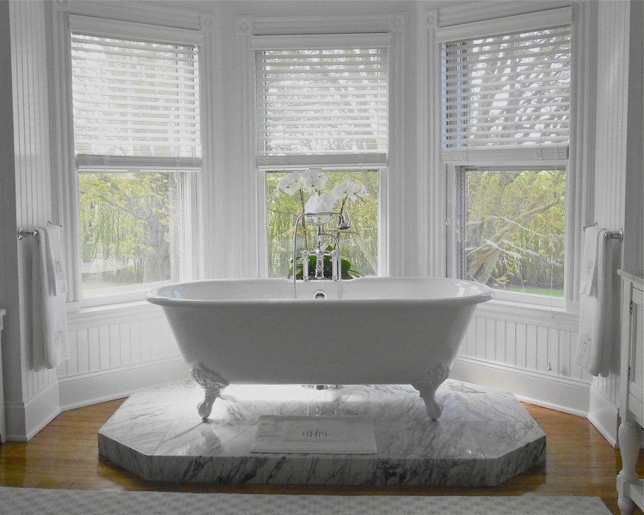 Ванная по середине комнаты