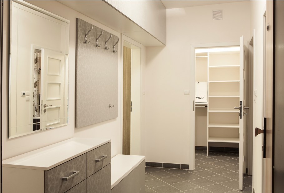 Узкая прихожая