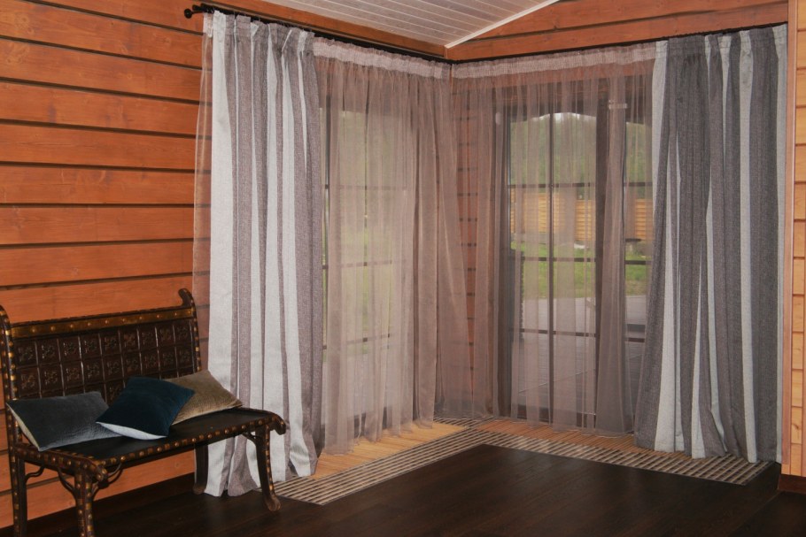 Белые льняные шторы в интерьере