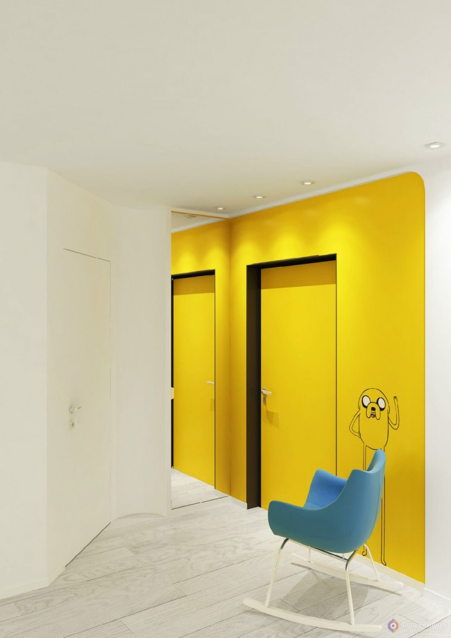 Голубая с желтым прихожая