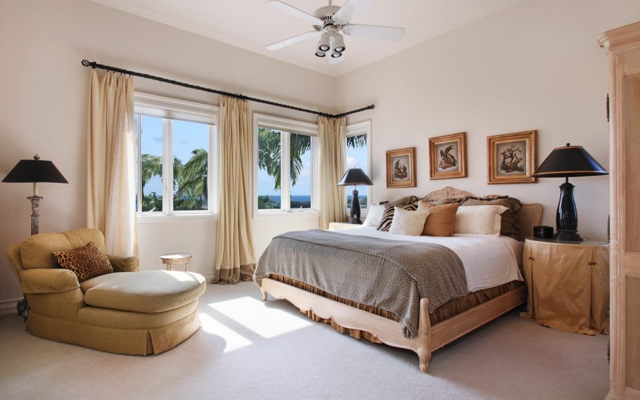 Уютная спальня с большой кроватью