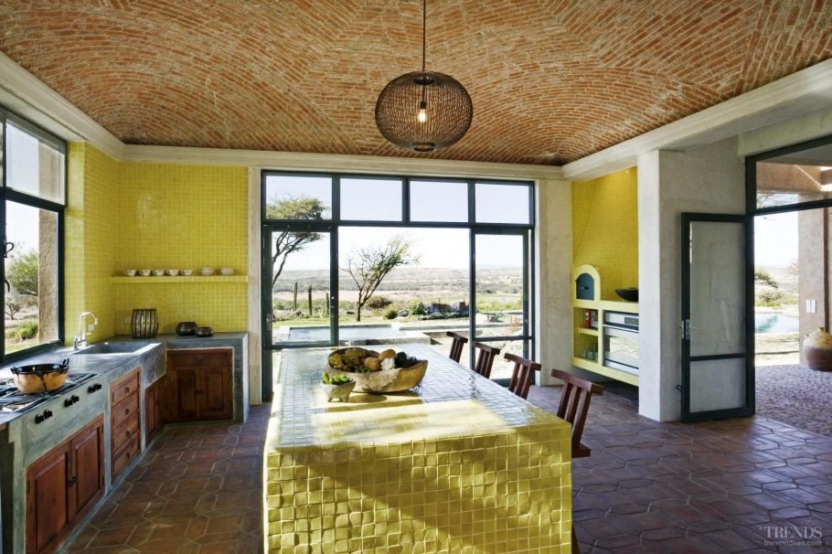 Желтая кухня в средиземноморском стиле