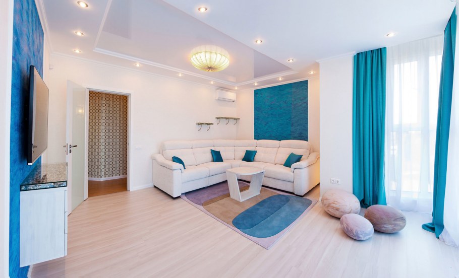 Натяжной потолок в светлую комнату