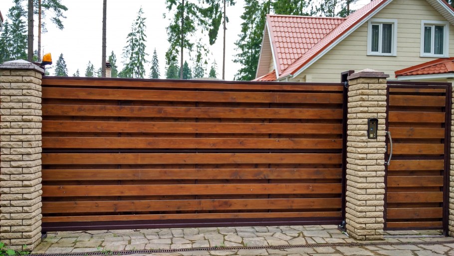 Откатные ворота обшитые деревом