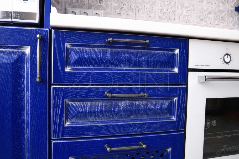 Кухонный гарнитур с мелкими полосками