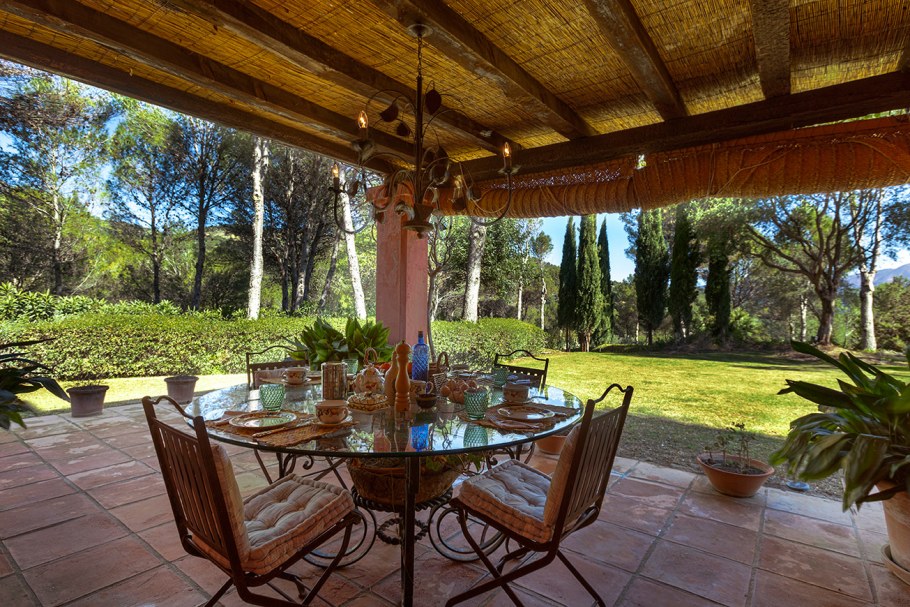 Завтрак на веранде на даче