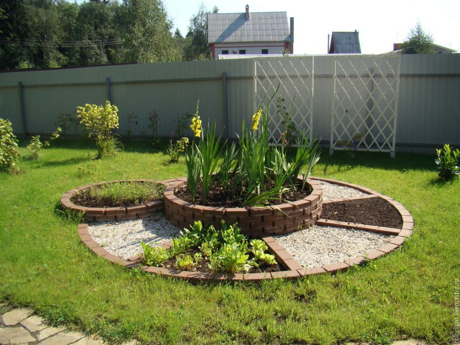 Круглая клумба на даче