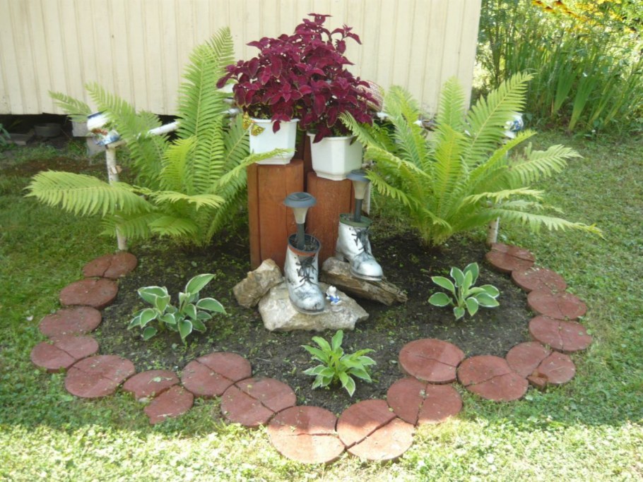 Уголок из клумб на даче