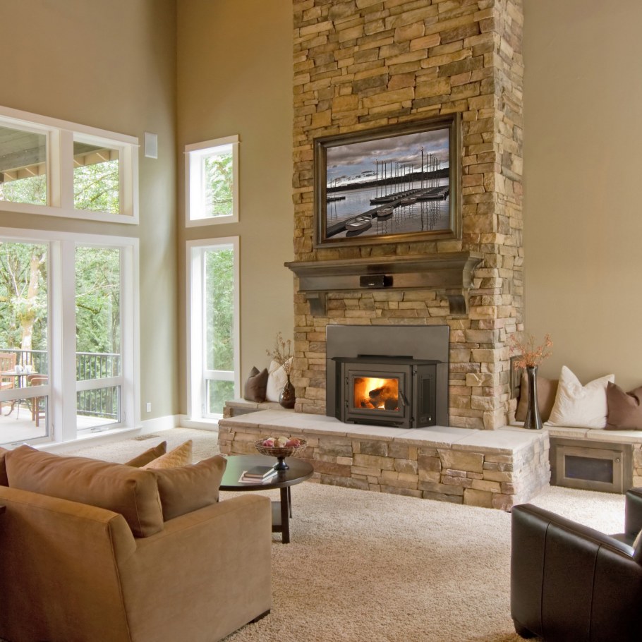 Телевизор над камином