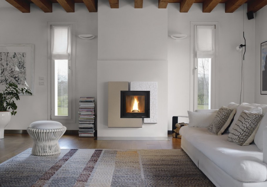 Камин между двумя окнами в гостиной