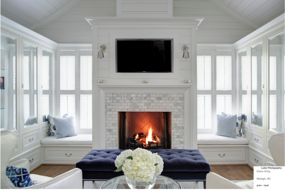 Камин у окна в интерьере