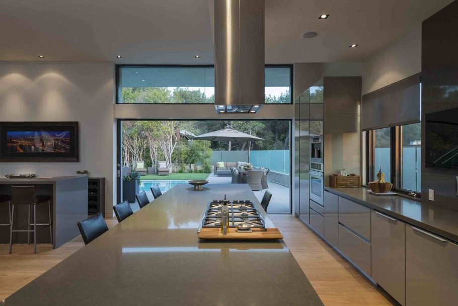 Кухня в особняке в современном стиле