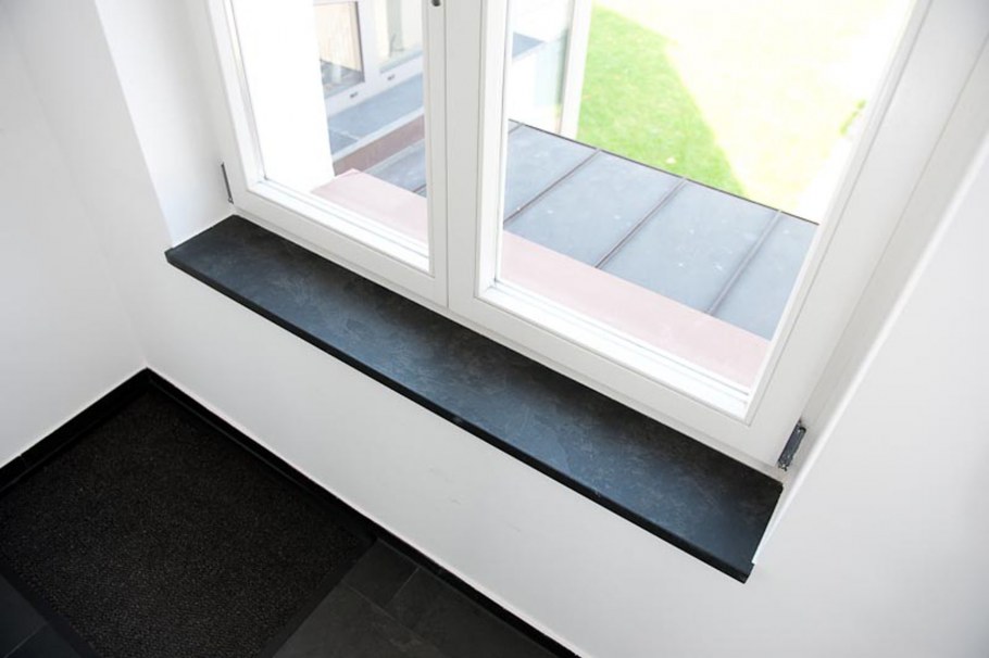 Каменный подоконник