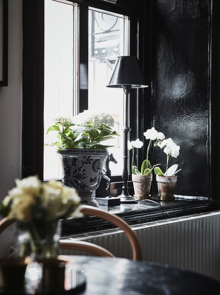 Черно белый подоконник