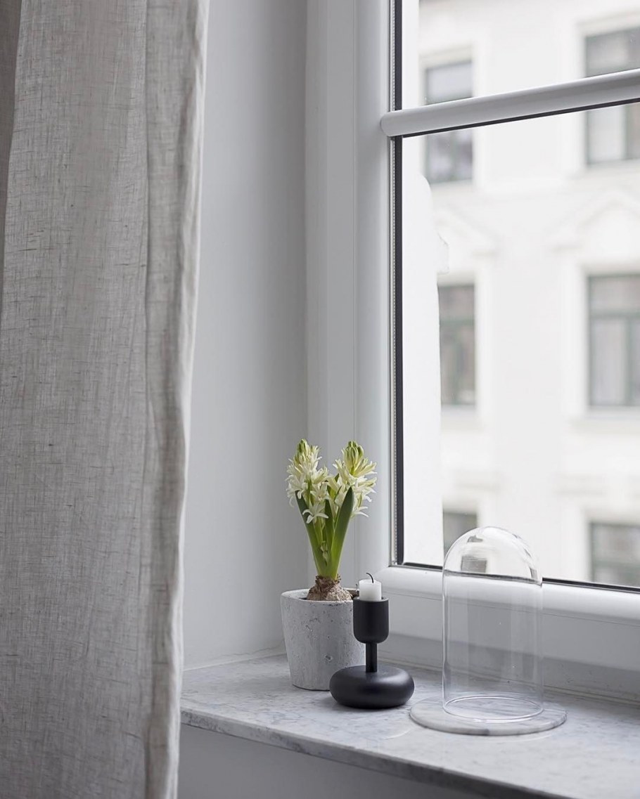 Черный подоконник в интерьере ванной