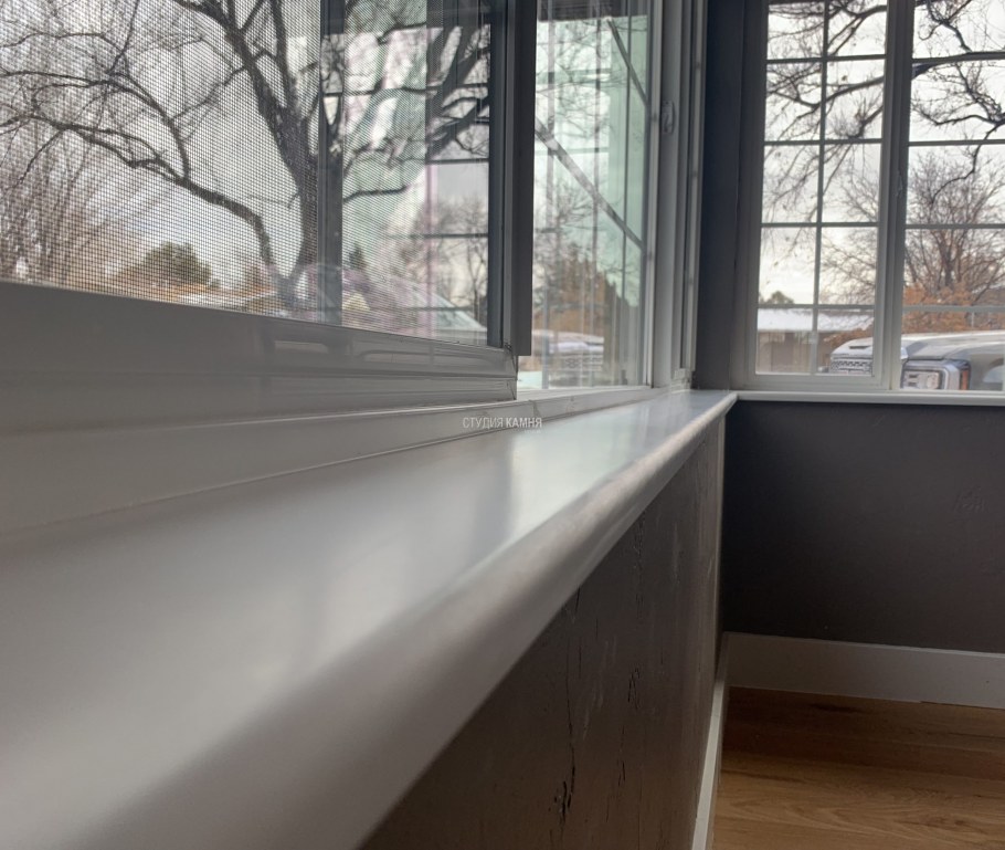 Широкий подоконник в интерьере