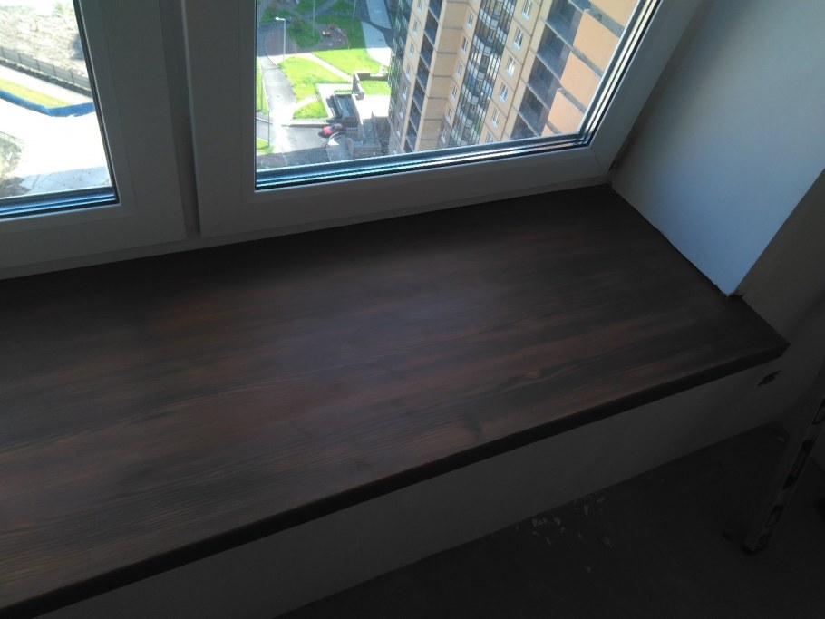 Серый подоконник в интерьере