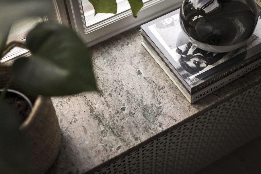 Спальня с рабочим местом у окна