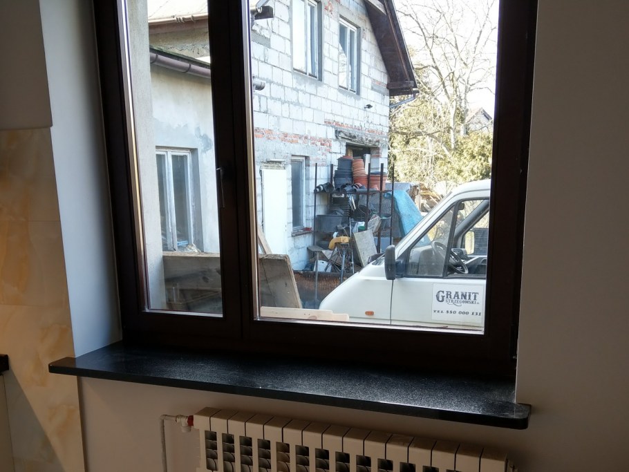 Каменный подоконник