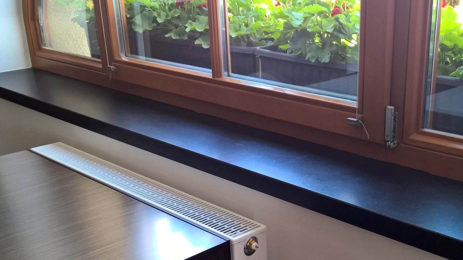 Серые пластиковые окна и подоконники в интерьере