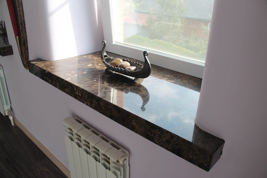 Панорамное окно с широким подоконником