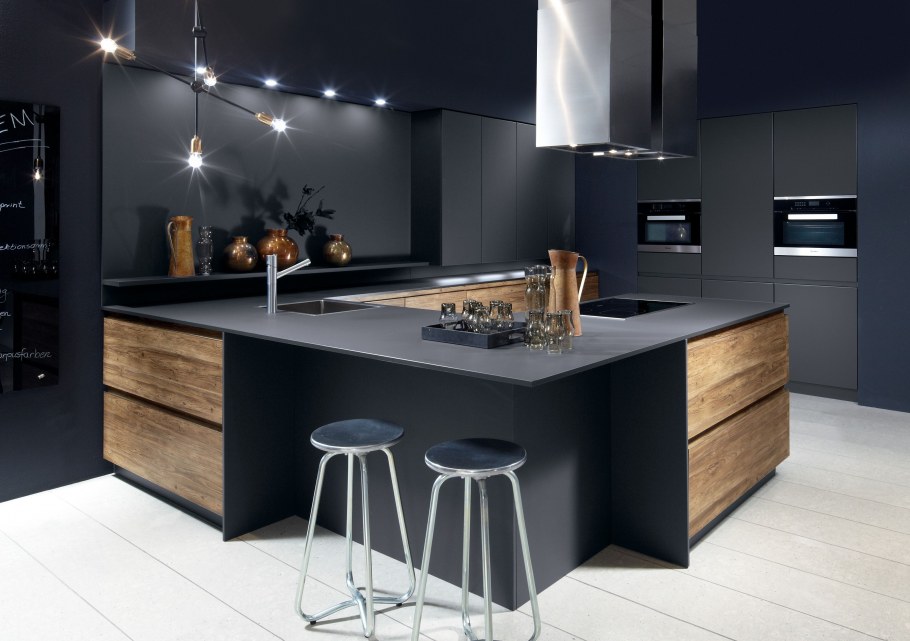 Кухня в темных тонах с островом
