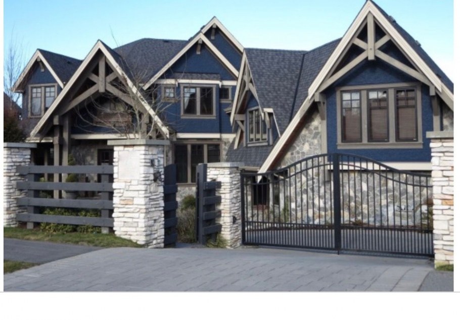 Голубой дом с темной крышей