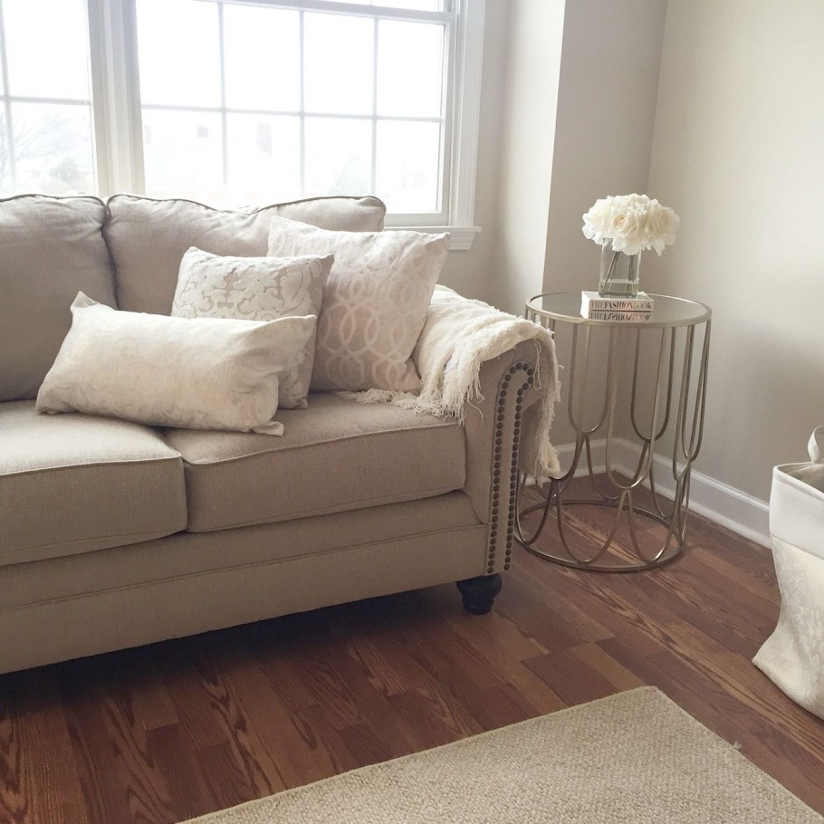 Бежевый диван в интерьере