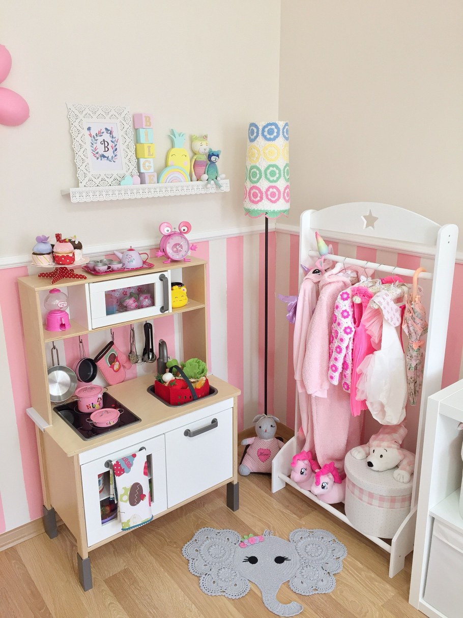 Детский уголок в комнате для девочки