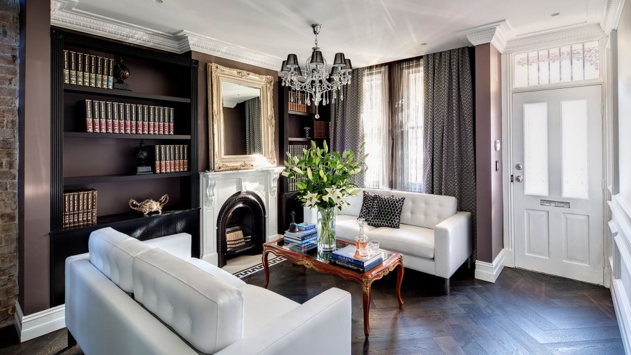 Кирпич в классическом интерьере гостиной